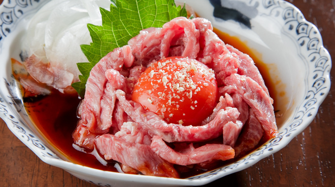 大衆肉酒場 伝助 - メイン写真:牛とろユッケ