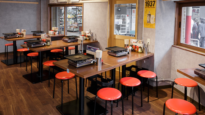 大衆肉酒場 伝助 - メイン写真:テーブル席