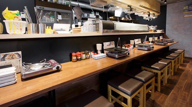 大衆肉酒場 伝助 - メイン写真:カウンター席