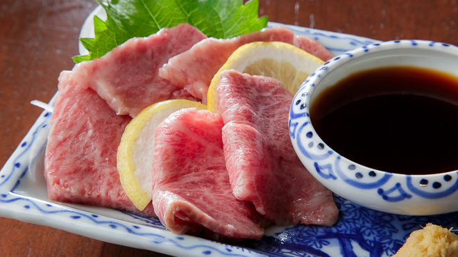 大衆肉酒場 伝助 - メイン写真:霜降牛刺