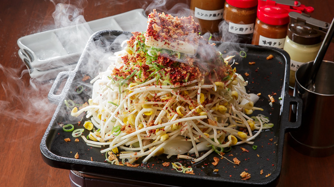 大衆肉酒場 伝助 - メイン写真:名物ホルモンバター焼