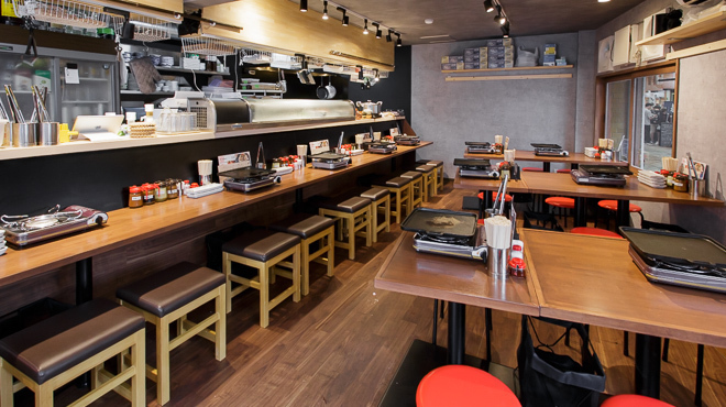 大衆肉酒場 伝助 - メイン写真:店内