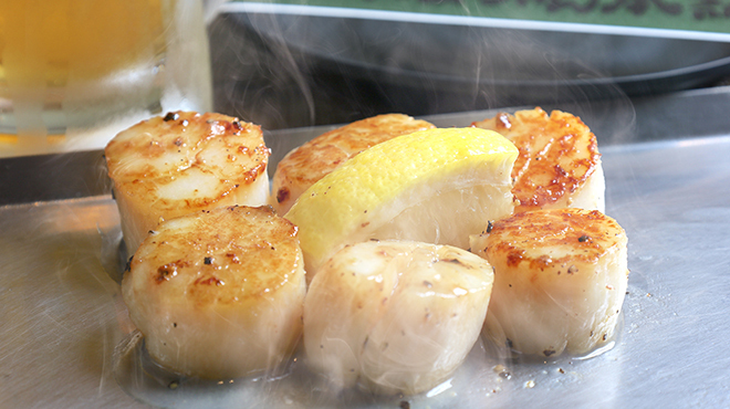 やまちゃん本舗 - メイン写真:生ビールとオススメのほたて貝柱