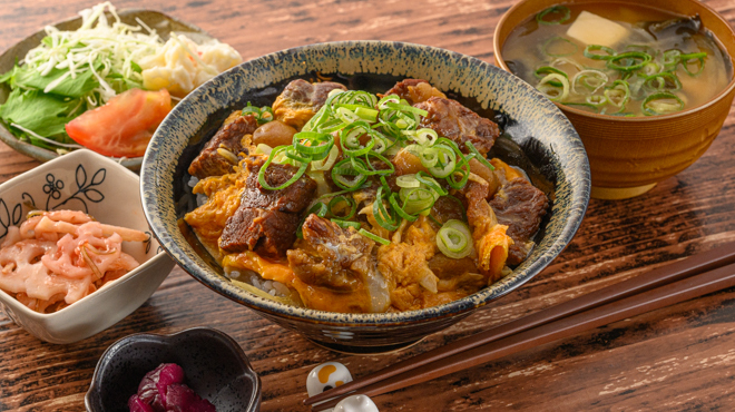 TEPPAN 諒庭 - メイン写真:こだわり和牛の牛すじ卵とじ丼