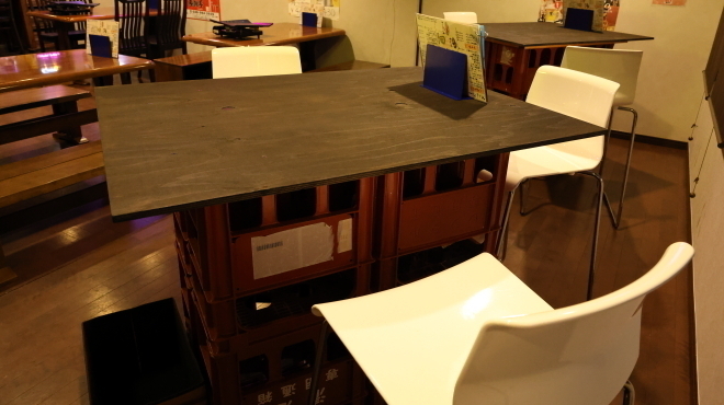 韓国居酒屋 韓謝亭 - メイン写真:お酒のケースの屋台風テーブル席