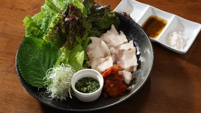 韓国居酒屋 韓謝亭 - メイン写真:ポッサム（蒸し豚）