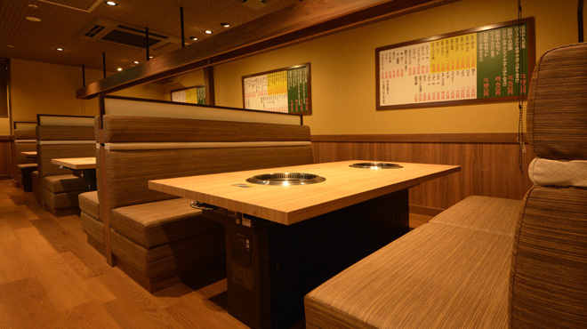 松阪牛焼肉 一升びん - メイン写真:テーブル席②