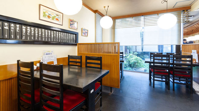 すし善 - メイン写真:テーブル席