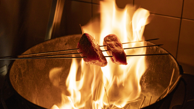 すぎのこ亭 - メイン写真:かつおのわら焼（調理シーン）