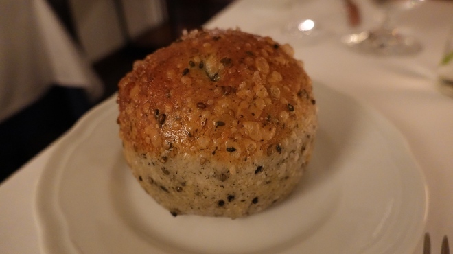 飯箸邸 - 料理写真:黒ゴマのフォカッチャ