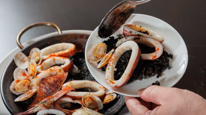 タパスランド ソレイユ - メイン写真:パエリア取り分けシズル感2