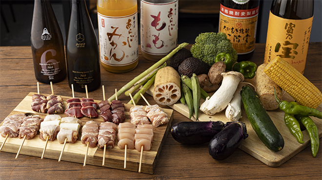 炭火倶楽部 ゆう - メイン写真:野菜・とり肉・ドリンク