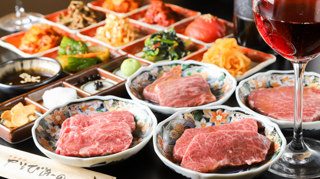 赤身焼肉 かるびあーの - メイン写真:赤身肉とキムチ、ナムル単品