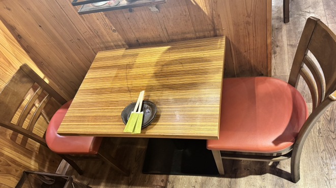 炭火焼肉＆大衆ホルモン 大ちゃん - 内観写真:２名用テーブル席