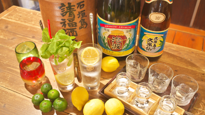 沖縄大衆酒場 おでんの金太郎 - メイン写真:レモンサワーをバックに泡盛の瓶を並べたドリンクの集合