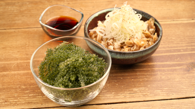 沖縄大衆酒場 おでんの金太郎 - メイン写真:海ブドー&ミミガー「鬼ネギ」ポン酢