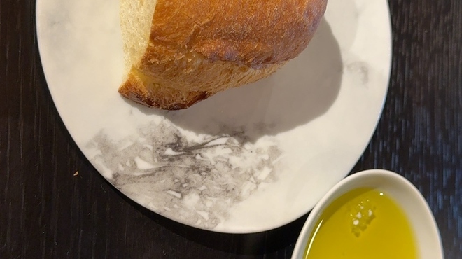 イノベーティブ フレンチ ワタハン - 料理写真:パンはフワカリ♪♪オリーブオイルも香りが良い！