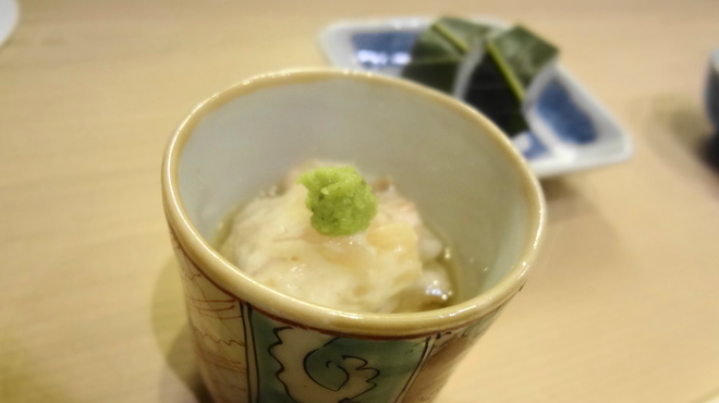 割烹　梅津 - 料理写真:お通し①　真鯛のとろろかけ　自家製の干し大根が入ってます　これはなかなかの一品