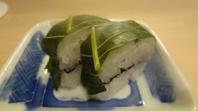 割烹　梅津 - 料理写真:おとうし②　サヨリ・朧昆布・海苔を具にして櫻の葉で包んだお寿司　これもお通しのレベルと越えてます