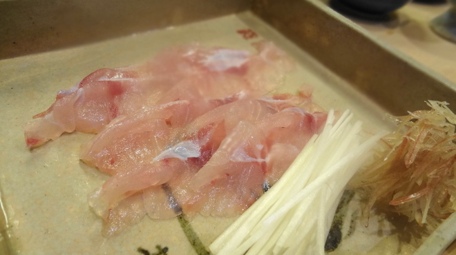 割烹　梅津 - 料理写真:グジを薄くきって、ネギと茗荷でいただきます　個人的にはネギ無しのほうがよいです