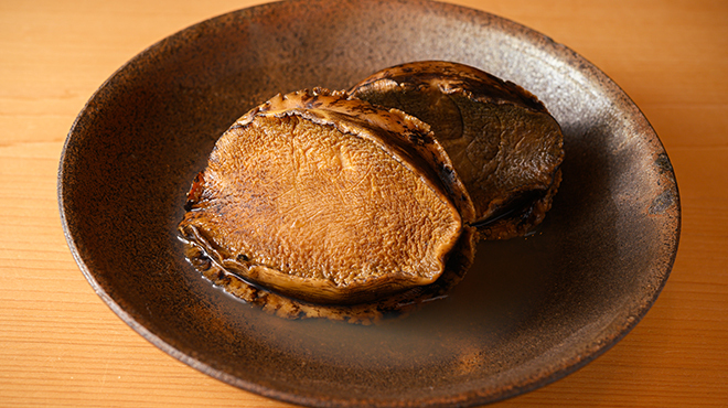 鮨 忠 - メイン写真:時間をかけ鮑を極限まで柔らかくし絶品の肝ソースでお召し上がり頂く一品