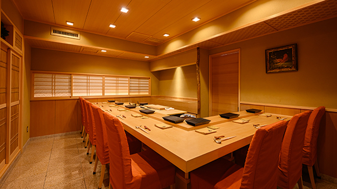 鮨 忠 - メイン写真:落ち着いた空間で召し上がる本格江戸前鮨