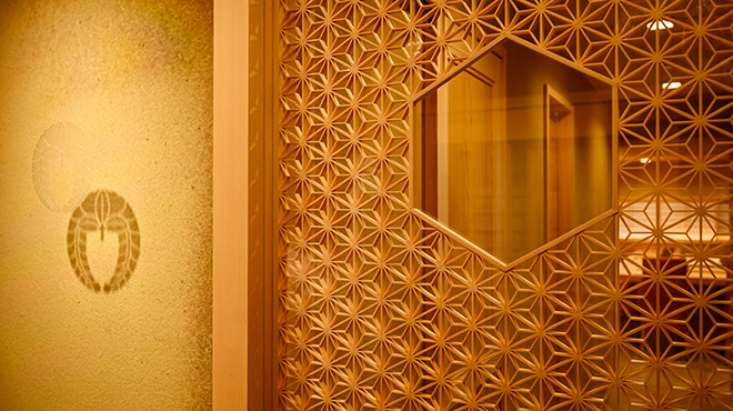 鮨 忠 - メイン写真:大将こだわりの組子扉をくぐった先8席のみのカウンターでお出向かえいたします。