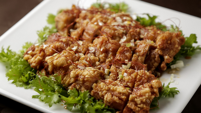 Chinsankaku - 料理写真:手作りの甘辛ソースで仕上げた「油淋鶏（ユーリンチー）」