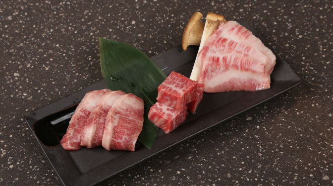 焼肉の三是 - メイン写真:神戸牛3種盛り