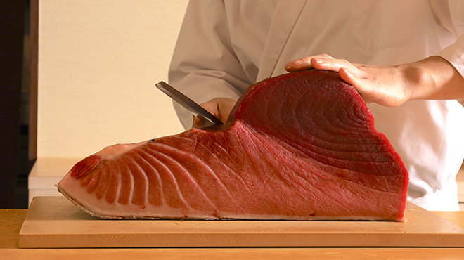 鮨 かぜのぎ - メイン写真:マグロ　調理シーン