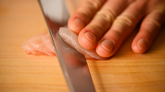 すし高橋宏輔 - メイン写真:魚切っている図