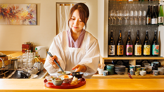 季節のおばんざい ゆるり酒 あけび - メイン写真:盛り付けシーン