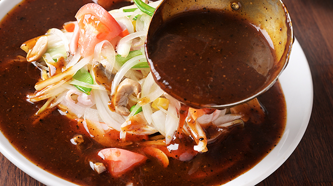 からめ亭 - メイン写真:あんをかけているシーン