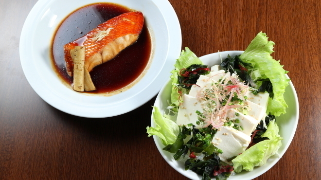酒と肴と子ども食堂あら川 - メイン写真:金目鯛の煮付け、豆腐サラダ