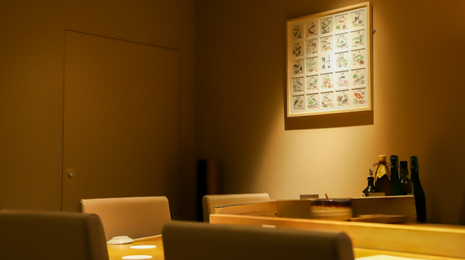 鮨めぐり - メイン写真:二十四節気の味覚が味わえる店内