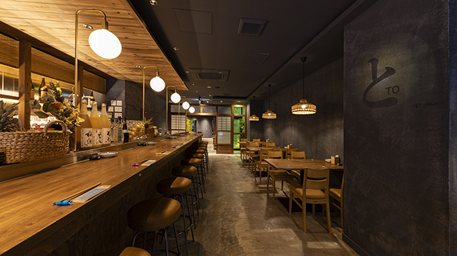 と - メイン写真:入ってすぐに見えるカウンター席