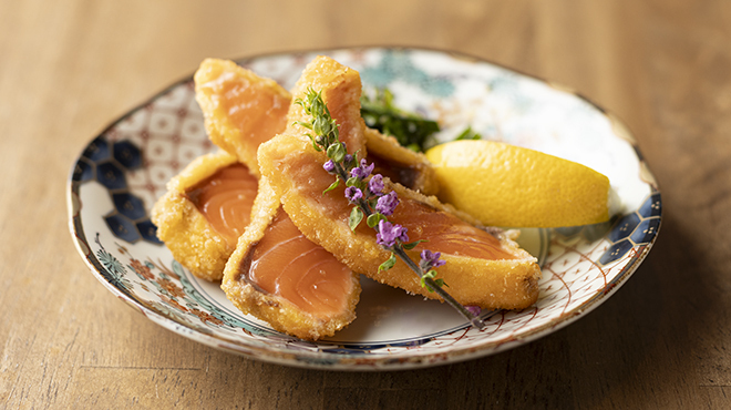 と - メイン写真:特製ニラソースと食べるサーモンレアカツ