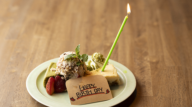 と - メイン写真:デザートプレート　誕生日や記念日のお祝いに