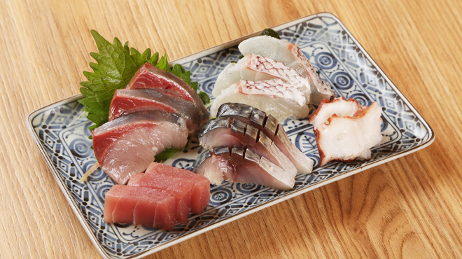 学大角打 - メイン写真:刺身盛り合わせ