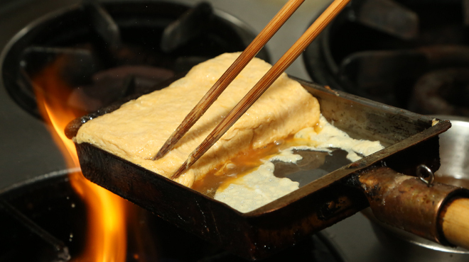 学大角打 - メイン写真:調理風景（出し巻き卵）