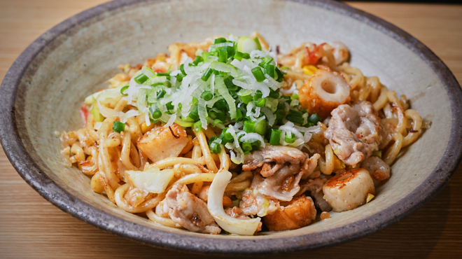 もんじゃ駒と - メイン写真:もっちり太麺焼きそば［塩ガーリック］