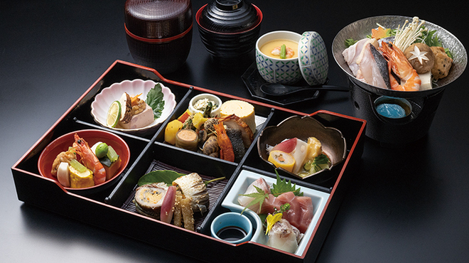 割烹 一の谷 - 料理写真:四季箱弁当　松