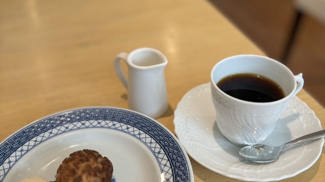 レストラン リッシュ - 料理写真:小菓子(かぼちゃクリームのマカロン、栗のシュークリーム) カフェ