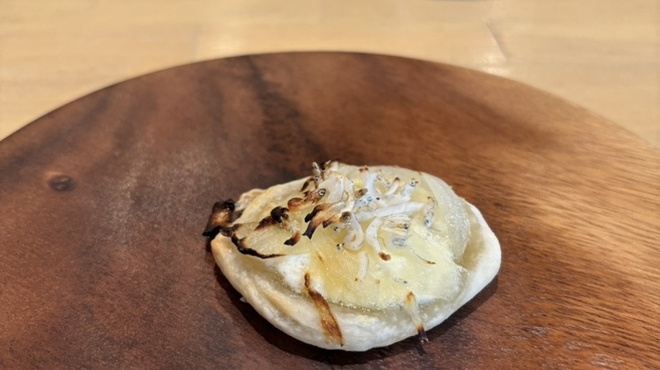 レストラン リッシュ - 料理写真:アミューズ　玉ねぎとシラスのピザ