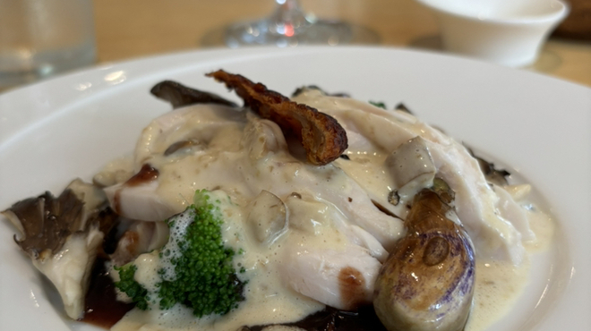 レストラン リッシュ - 料理写真:メイン　地鶏胸肉の低温ロースト　ポルチーニのソース
              上に乗っているのは、鶏皮を揚げたもの。下にはライス。