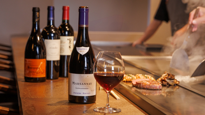 鉄板料理 らくだ - メイン写真:ワインと肉