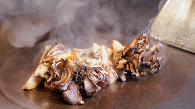鉄板料理 らくだ - メイン写真:焼野菜（黒マイタケ）