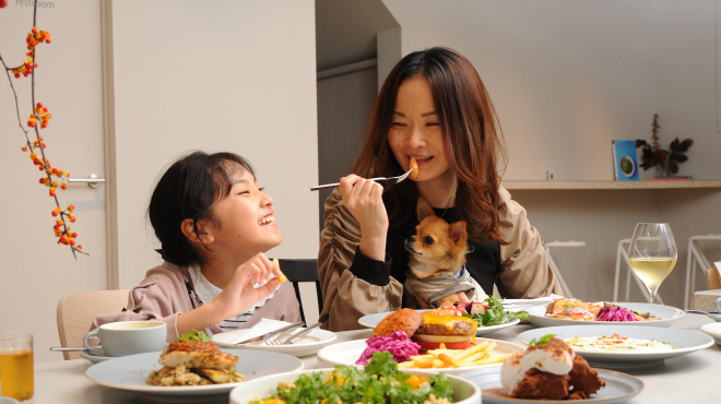 ENRICH - メイン写真:ワンちゃんと一緒に食事シーン