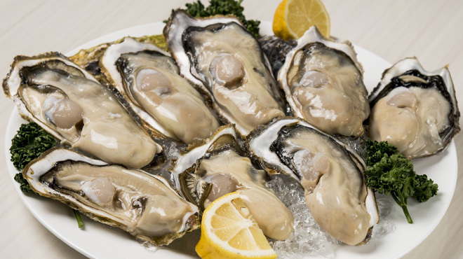 OysterBar OISSU - 생굴: 큰 접시에 담아 제공