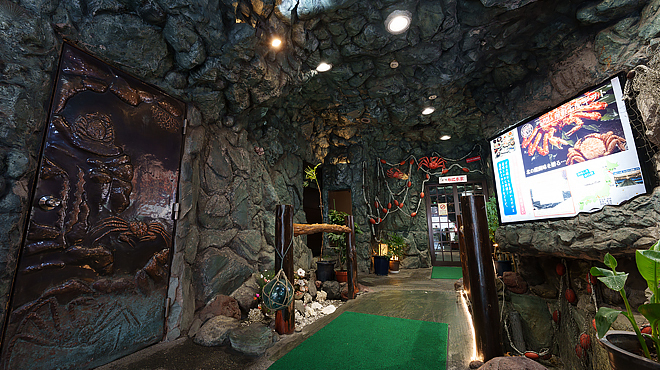 札幌かに本家 - メイン写真:洞窟風の入口がかにの住む穴をイメージ